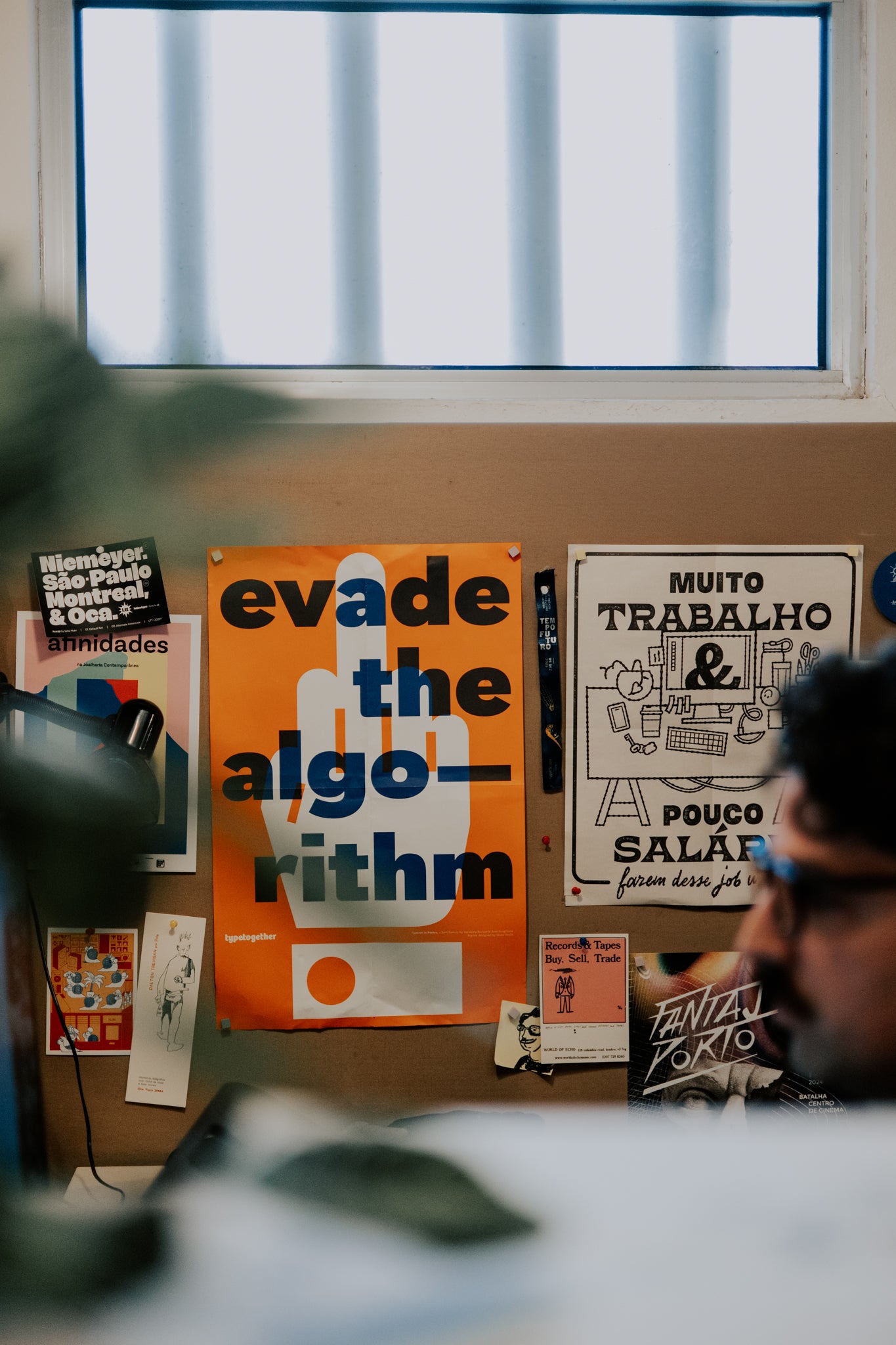 Detalhes criativos de um posto de trabalho no cowork da CRU